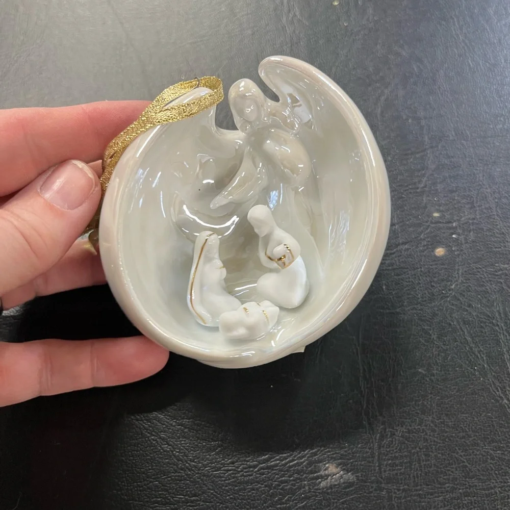 Porcelain nativity ornament by Appletree - Picture 2 of 9